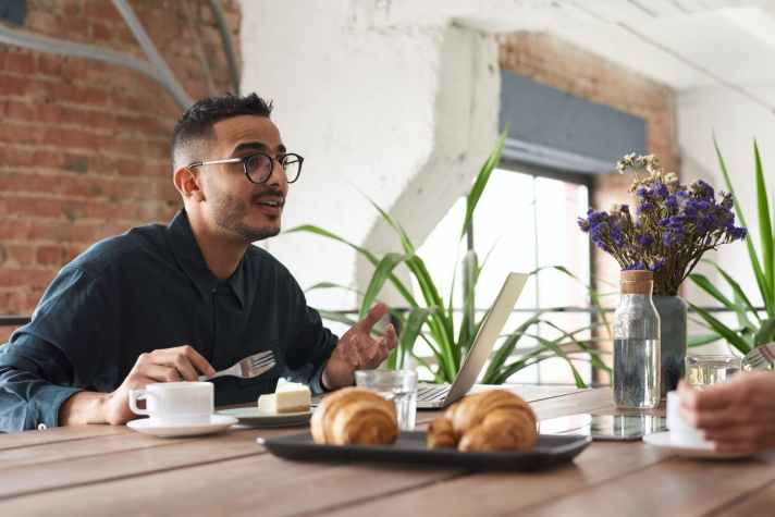 Negotiating in a discussion or a meeting